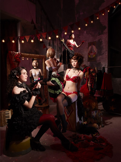 クリスマスシーズンは最高潮にカワイくなれる、サーカスをモチーフにしたアイテムでトータルコーデ