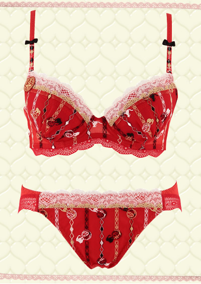 「ミラクルカワイイ」クールで大胆な胸元にメイクアップ